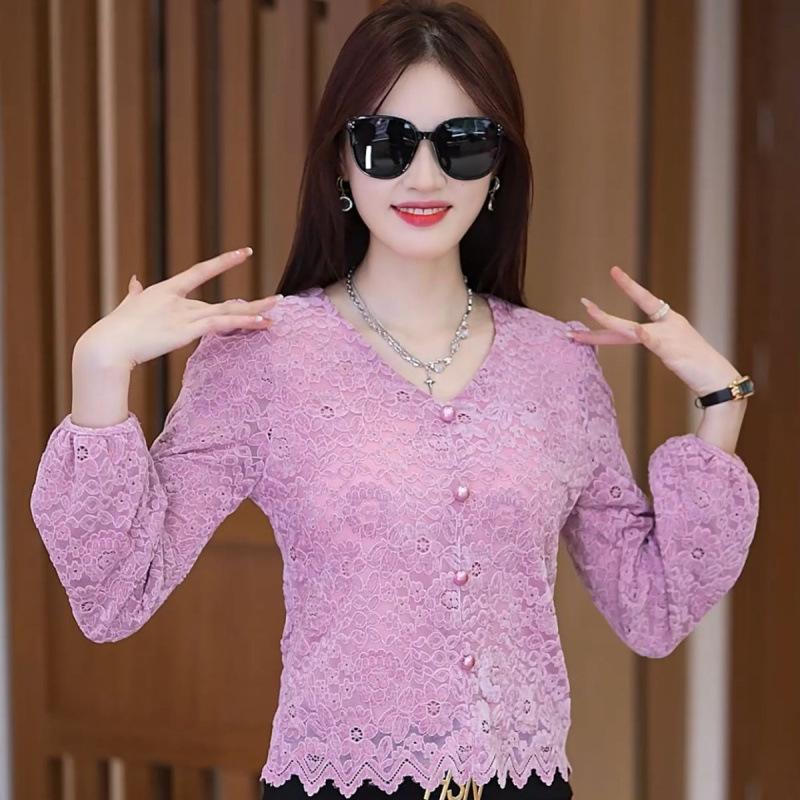 Cette blouse en dentelle à manches longues pour l'automne et l'hiver, avec ajout de polaire et épaississement, est un sous-vêtement amincissant et ajusté pour les femmes petites.