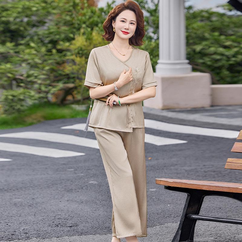Elegantes Sommer-T-Shirt und Shorts Set mit Stickerei für reife Frauen