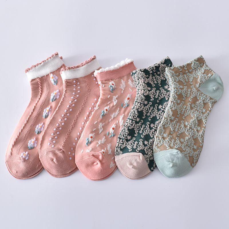 5/6PCS Hot Selling Woman Socks Ethnic Retro Vintage Harajuku Crew Socks Flower Embroidery Fashion Japanese Kawaii Cute Socks Women Gift