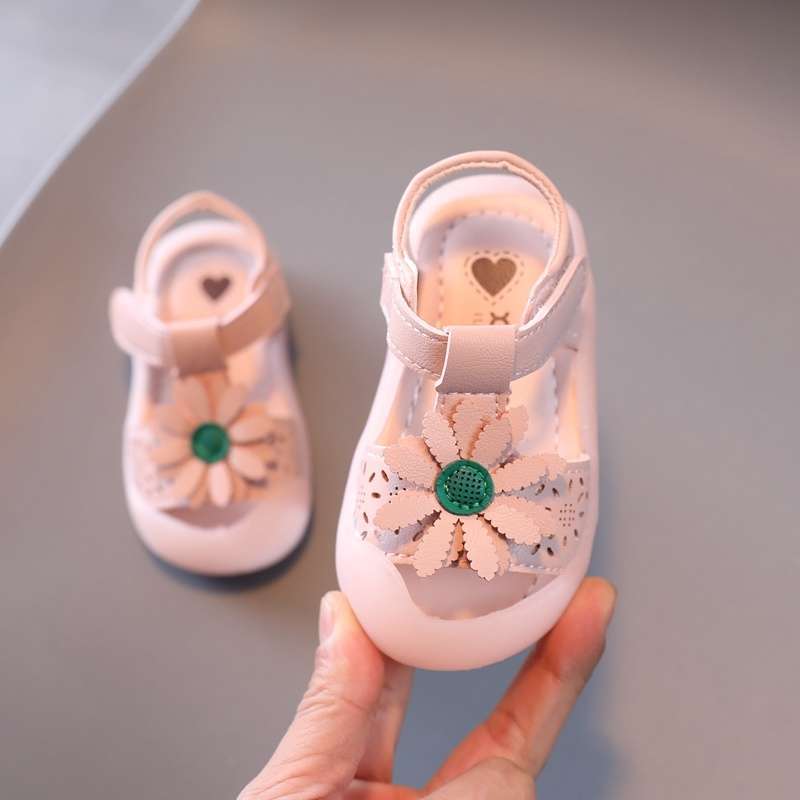 Girls sandals 2025 new non-slip soft sole 1 and a half years old baby princess shoes baby toddler shoes 0-3 years old