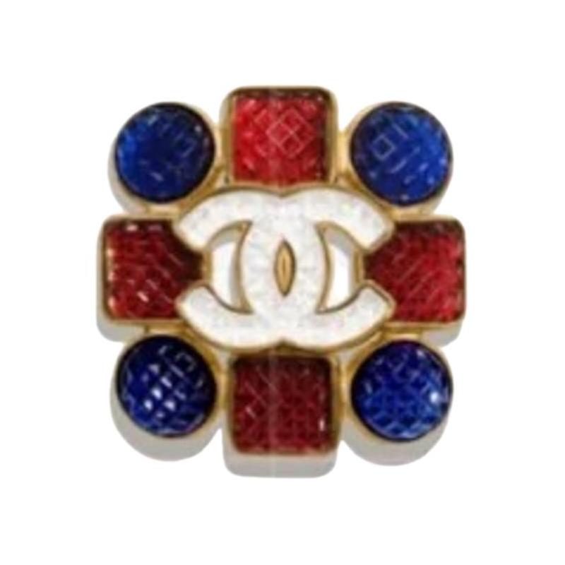 

CHANEL [24A New Product] Color Inlaid Double C Metal Brooch Women s Multicolor золотий