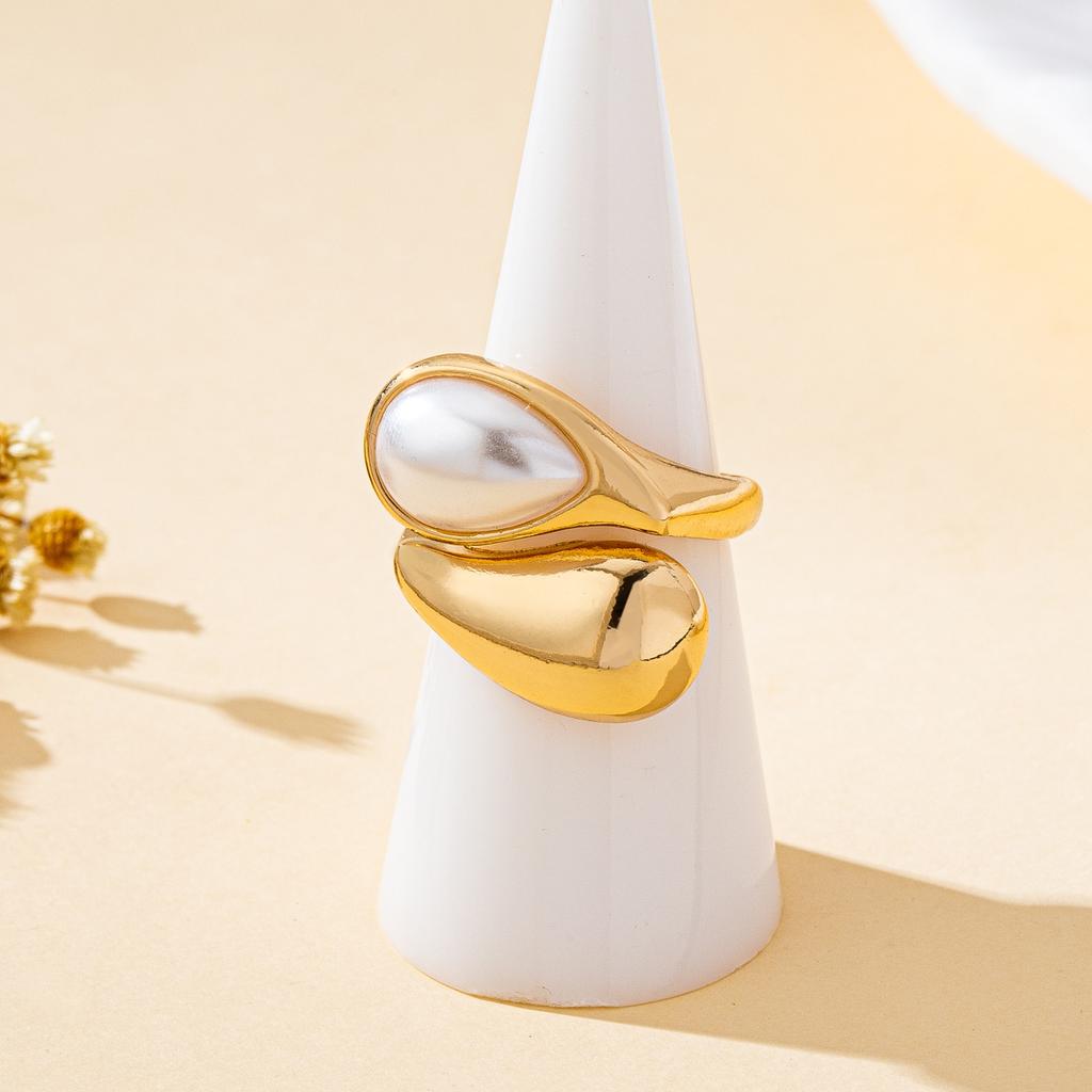 Women's Fashionable Single Ring, Simple and Elegant Geometric Drop-Shaped Imitation Pearl Ring, Suitable for Daily Wear and Vacation Without Box