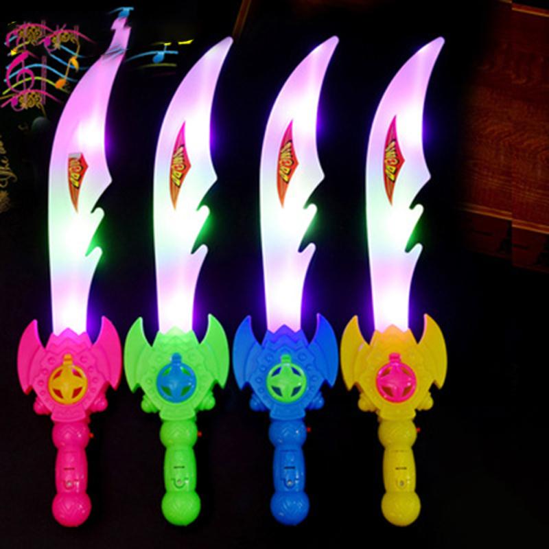 Nette blinkende LED-Licht Schwert Messer Spielzeug Musik leuchtende Kinder Kinder Geburtstagsgeschenk (Farbe zufällig)