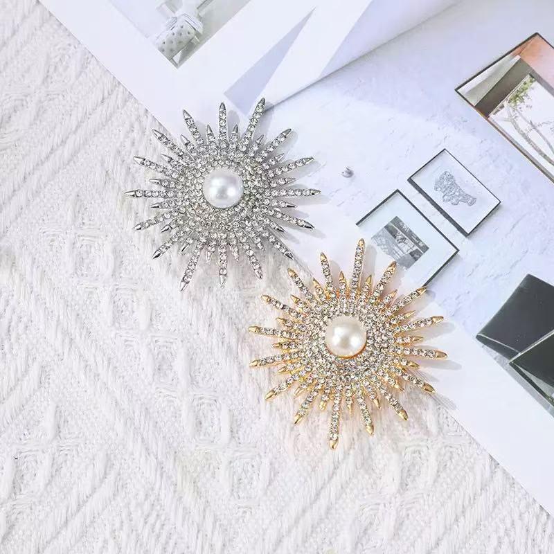 Sunflower Pearl Brooch Women's Suit Pin with Full Diamond Scarf Buckle and Anti-Exposure Button.