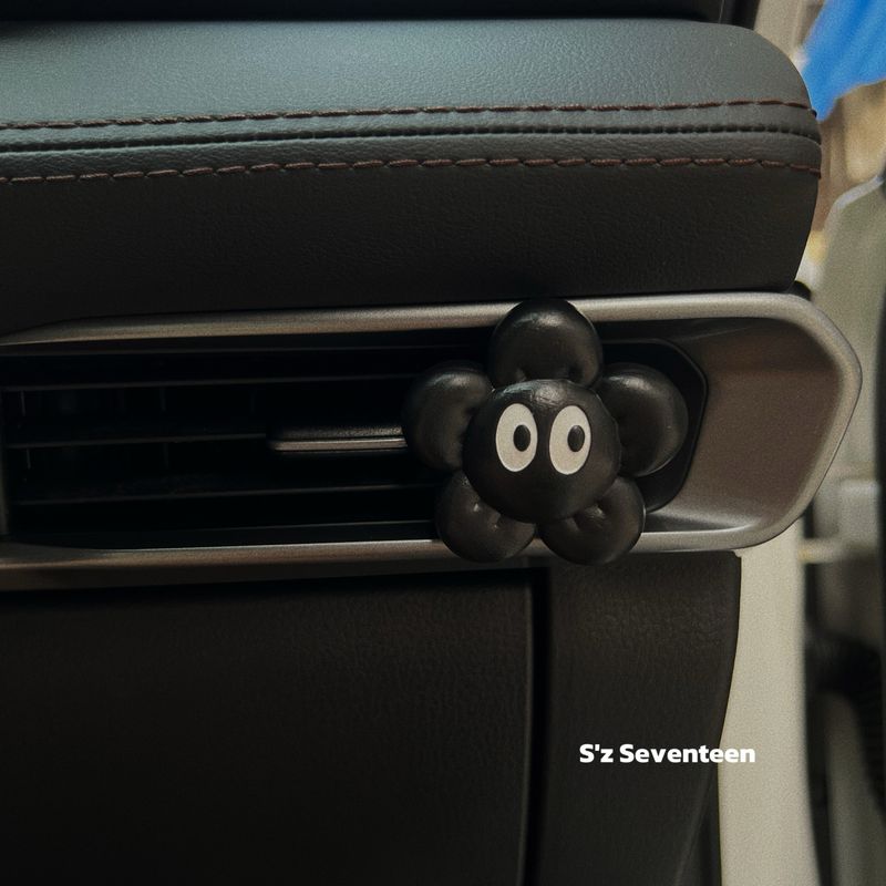 

Cute Cat Car Air Freshener Diffuser Stone Car Vent Perfume Car Interior Decoration Ornament Gift for Girls Black Flower with Free Aromatherapy Other notes
