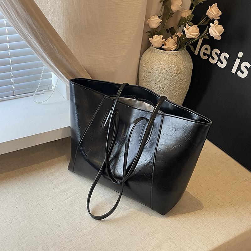 

Simple solid color oily skin, versatile tote bag for students in class, women s commuting new large-capacity fashionable shoulder bag чёрный
