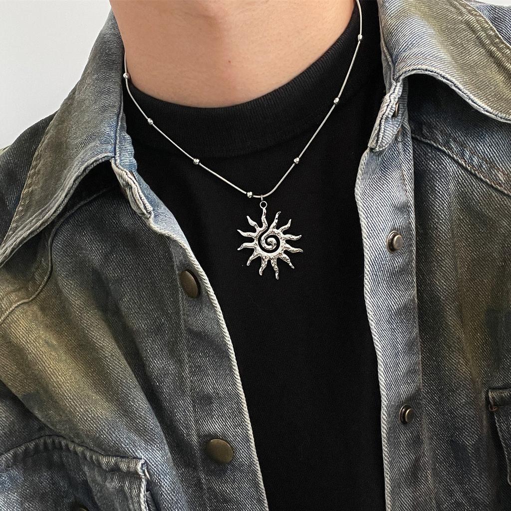 New Fashion Vintage Chic Sun Shaped Pendant Necklace for Women Simple Collarbone Chain Daily Accessories Party Jewelry Gifts