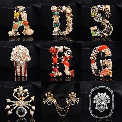 Spilla iniziale con design alla moda, spilla vintage con pietre preziose, perle e cristalli, smaltata, accessori alla moda