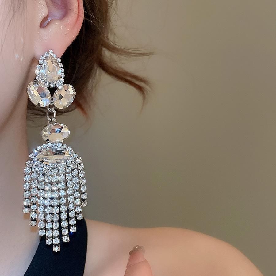 

Серьги с кисточками из страз Серебряная игла : Элегантные и привлекающие внимание серьги-гвоздики в форме капли воды для женщин