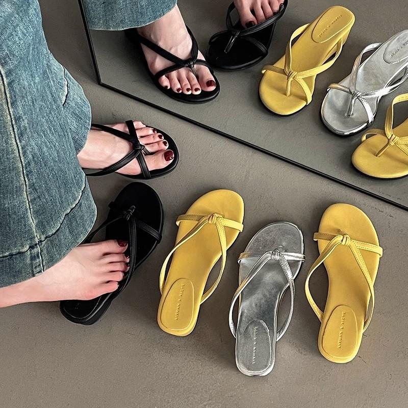 Kleine slippers met dikke zool zomer 2025 Franse zachte temperament fee suède teenhelling hak koele slippers