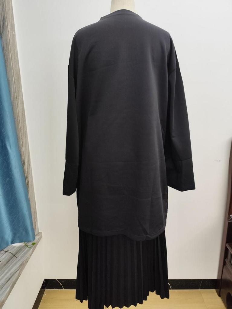 2025 Autumn Retro Women's Casual Set: Round Neck Loose Top & Half-Length Skirt