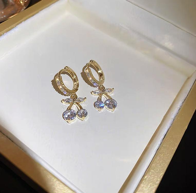 

Elegant Luxurious Cherry Earrings белый