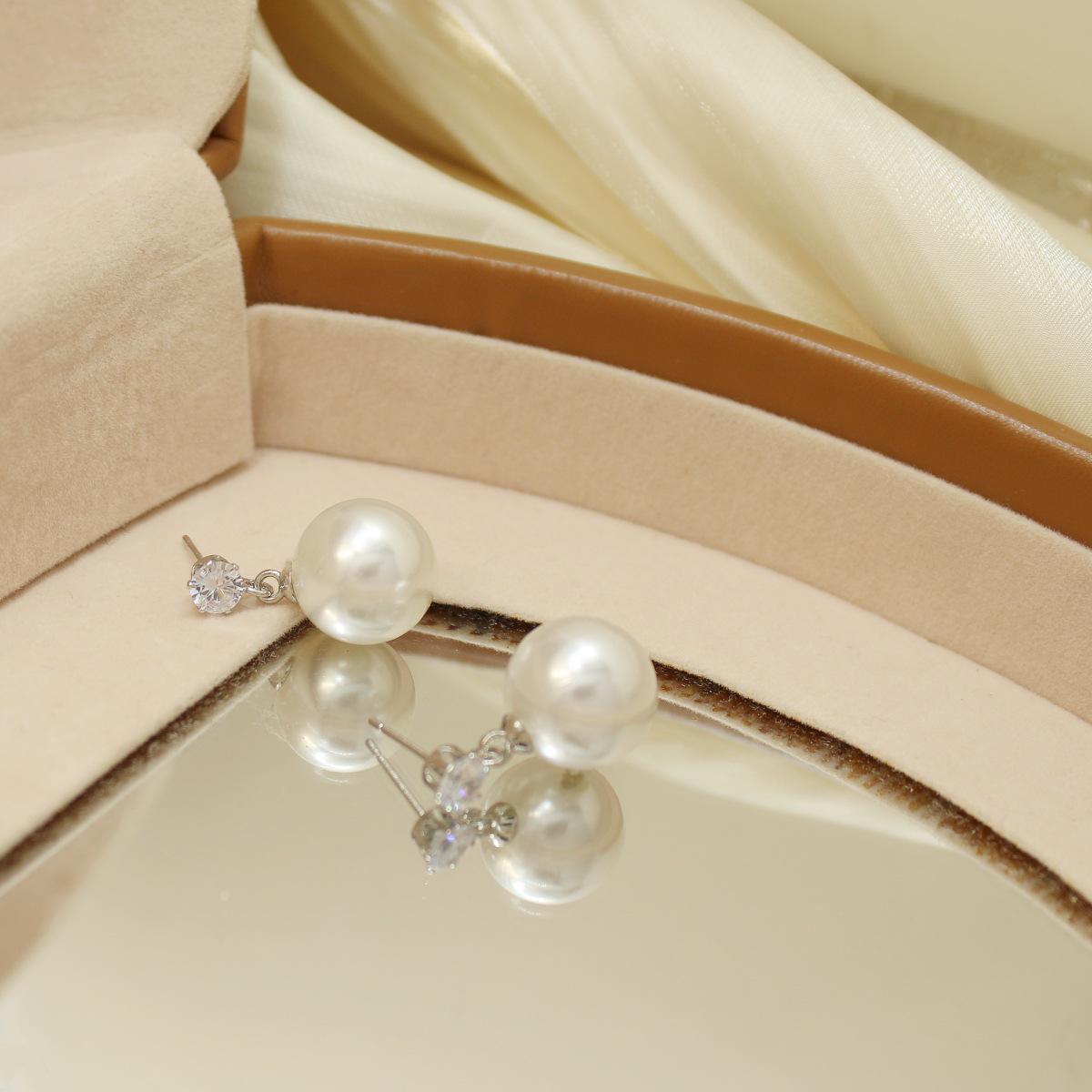 

Versatile Pearl and Zircon Stud Earrings: Elegant Women s Fashion Statement