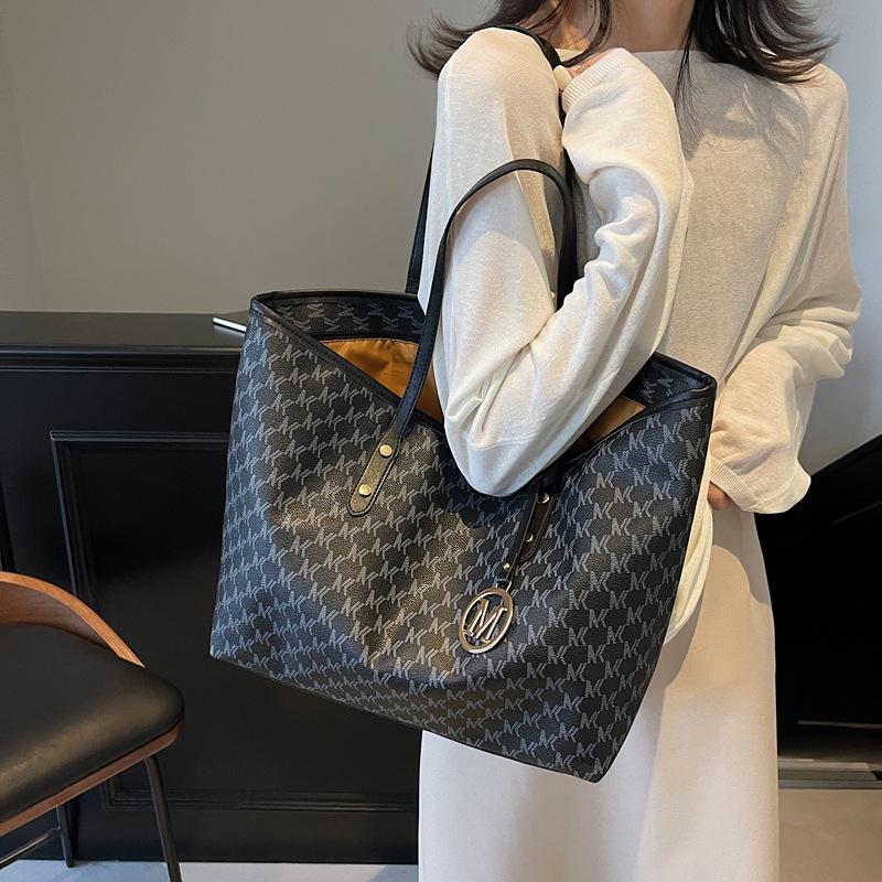 

Fashion tote bag women s 2025 new brown popular large-capacity shoulder bag high-end printed handbag 43*15*28 чёрный