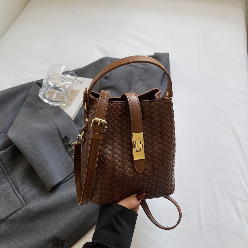 High-value fashionable hand-carried bucket bag women's autumn new niche simple casual shoulder messenger bag