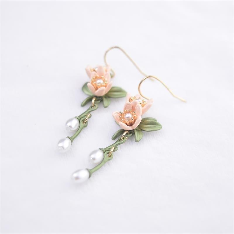Fashion Metal Flower Pearl Earrings Cute Romantic Flowers Stud Earrings Classic Spray Paint Stud Earrings For Women Jewelry
