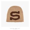 Korean-style color-block S-letter knitted beanie, unisex, for autumn and winter, warm, ear-covering, loose-fitting, and designed to be pulled over