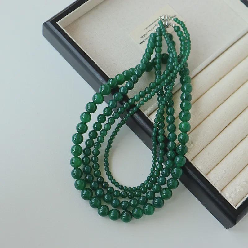 Elegantní retro náhrdelník z korálků zeleného achátu s magnetickým zapínáním