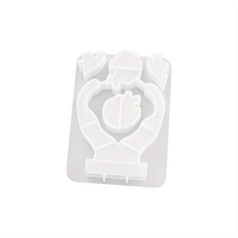 DIY silikonová forma s epoxidovými rukama držícími srdce