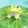 Naturinspirierte Verzierung Frosch auf schwimmendem Lotosblatt Figur, Lustige Harzfigur für Außenbereich Wasserspiel für Zuhause, Feengarten, Teich, Pool, Fische