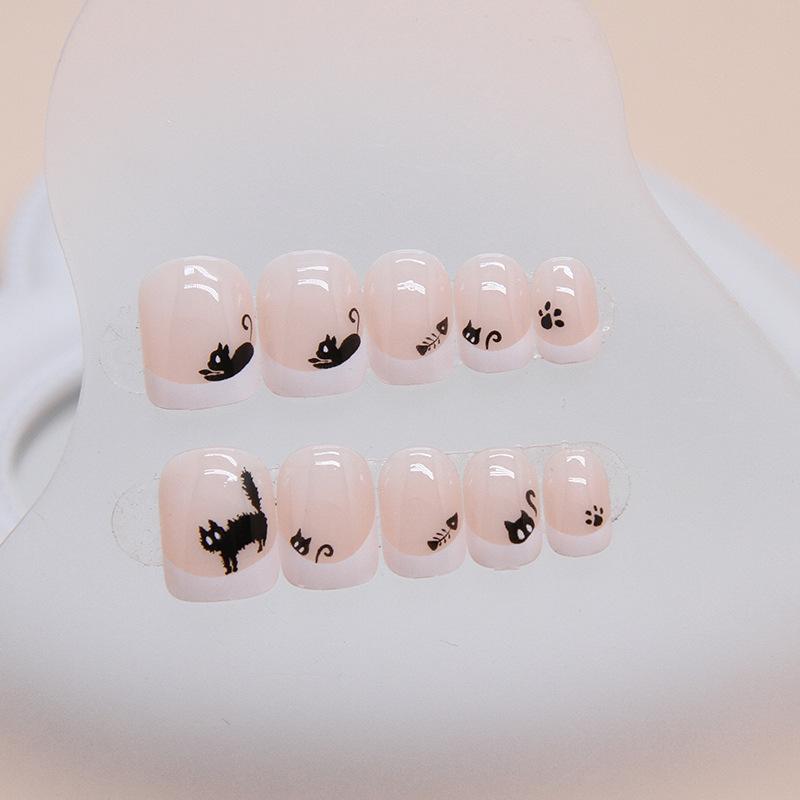 Tragbare Nagelstücke Cartoon schwarze Katze abnehmbare kurze quadratische Nagelstücke French-Maniküre-Patch süße falsche Nägel 24 Stück