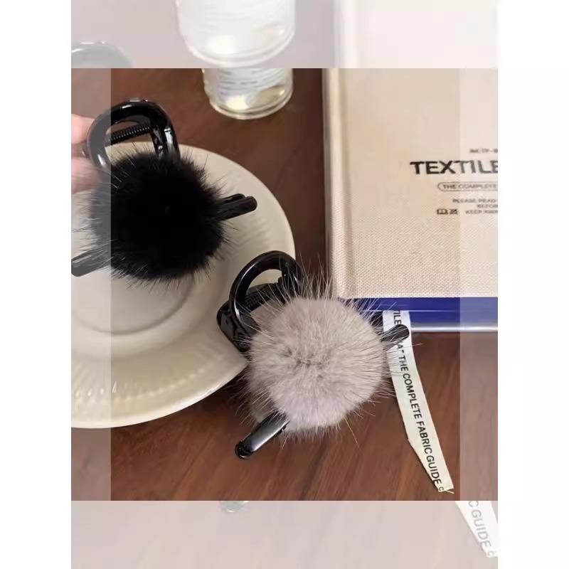 Retro Chic Hairball Claw Clip: Women's Updo Hairpin, Light Luxury Autumn/Winter Style