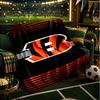 Couverture de lit en flanelle légère Cincinnati Bengals Casque Parfaite pour le Voyage, le Camping, les Salons, les Bureaux, les Canapés, Cadeau de Noël pour Fan