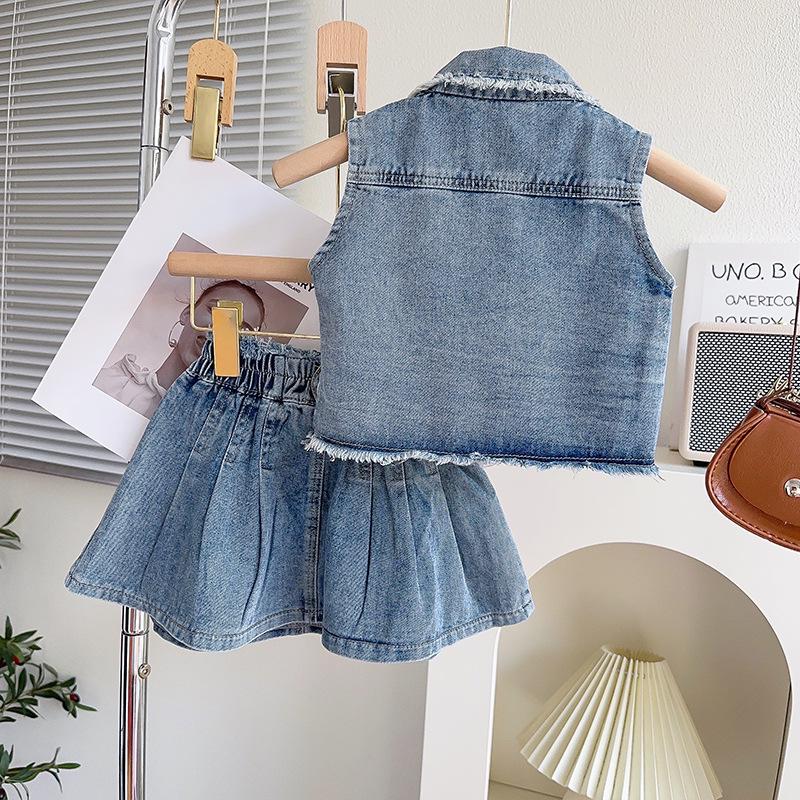 Ärmellose Jeansjacke und Faltenrock Zweiteiler-Set für Mädchen