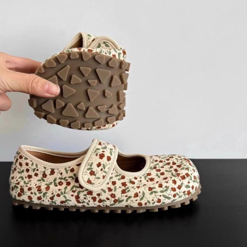 Ein neuer Stil vielseitiger Schuhe aus weichem Leder mit runder Zehenpartie und flachem Ausschnitt