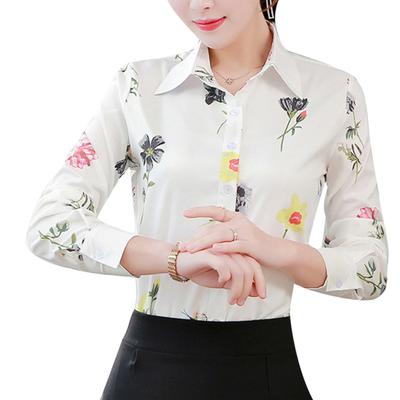 Schlanke, große, langärmlige Hemdbluse mit Blumenmuster und Revers, lässiger Knopfleiste