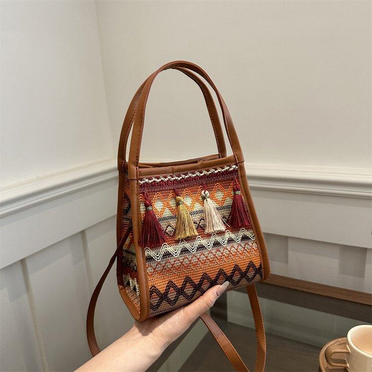 

Модная женская сумка Niche Design Sense Crossbody Bag Tassel Baguette Bag коричневый