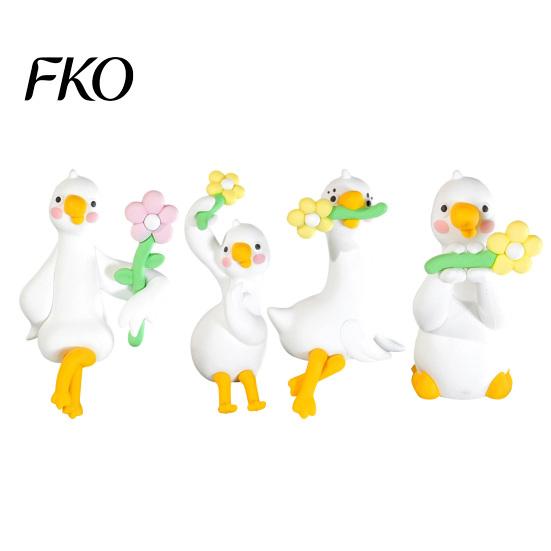Small Space Decoration Resin Duck Decor for Desk Car Dashboard TV Monitor, Mini Colorful Figurine Figurine, Cute Holding Flower Ornament, Playful Gift
