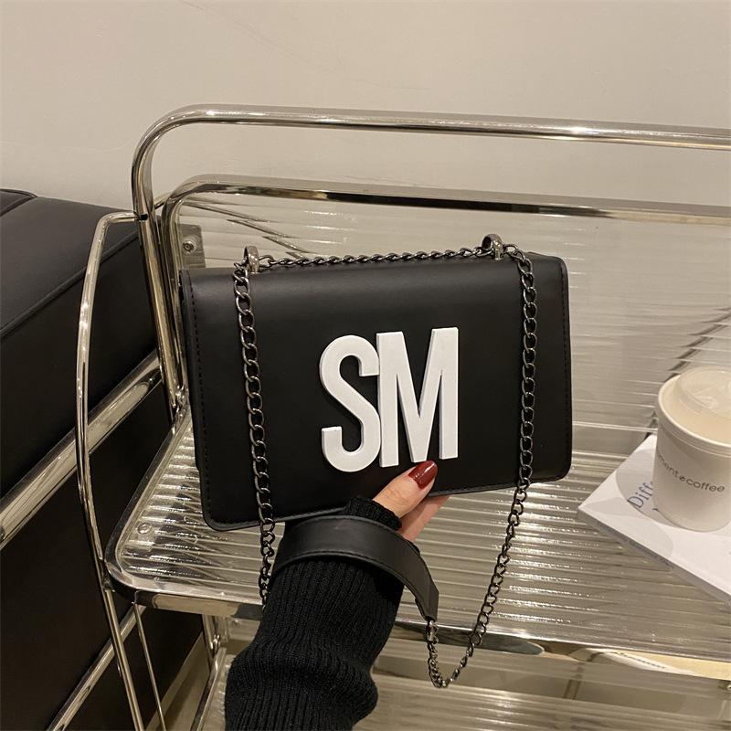 Geantă de damă la modă versatilă Geantă pătrată mică texturată Geantă de umăr casual Geantă crossbody de lux ușoară Curea de umăr lată Geantă de damă cu literă