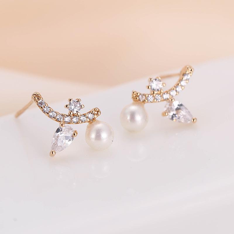 Elegant European Rhinestone Leaf Stud Earrings with Pearls