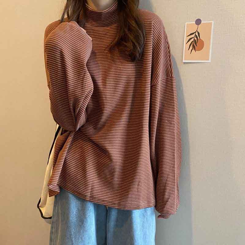 Зимняя женская полосатая футболка с воротником-стойкой — фото 16