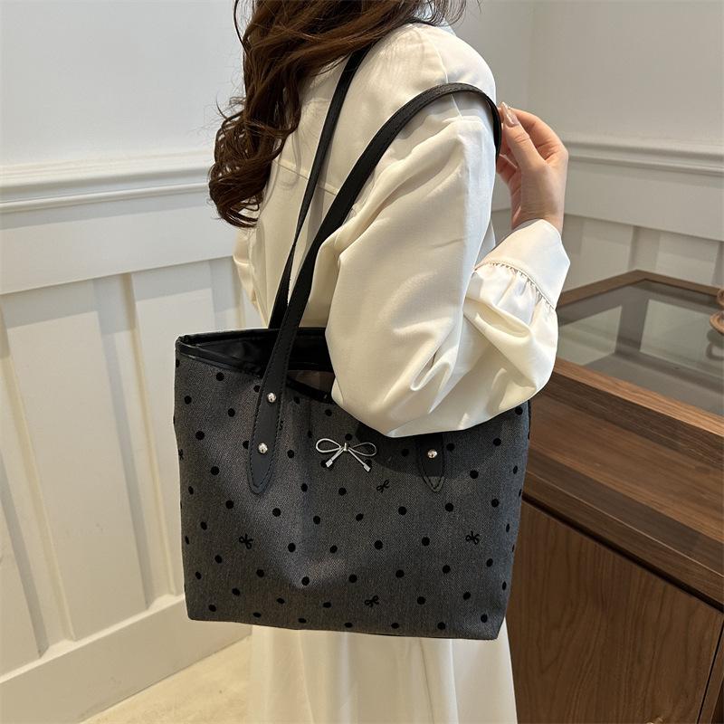College-Stil Koreanische Tragetasche Neu Vielseitig und Modisch Gepunktet Einseitig Unterarm Große Kapazität Pendlerhandtasche