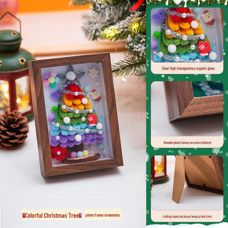 

Набор для самостоятельной творческой фоторамки «Рождественская елка» — идеальный вариант для рождественского подарка девушке и украшения рабочего стола