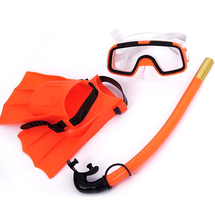 Trockenschnorchel-Set für Kinder: Tauchmaske, Schnorchel, Flossen und Schwimmbrille.