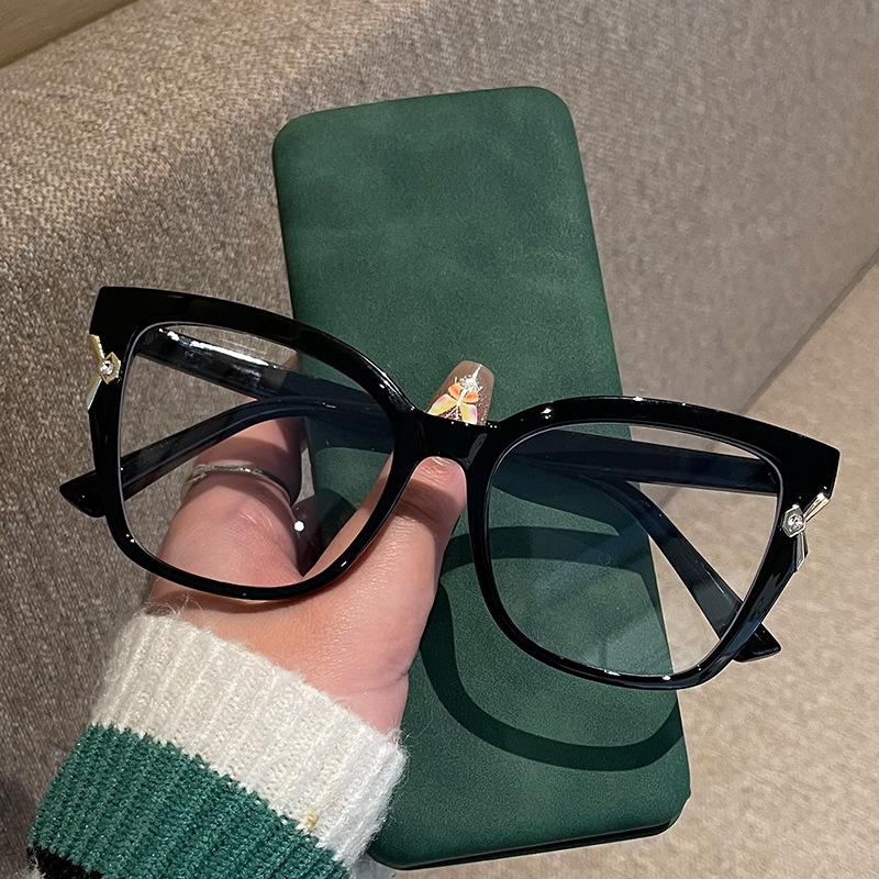 2025 New Fashionable Women's Reading Glasses Anti Blue Light Presbyopia Eyewear Large Frame High Definition Eyeglasses Okulary