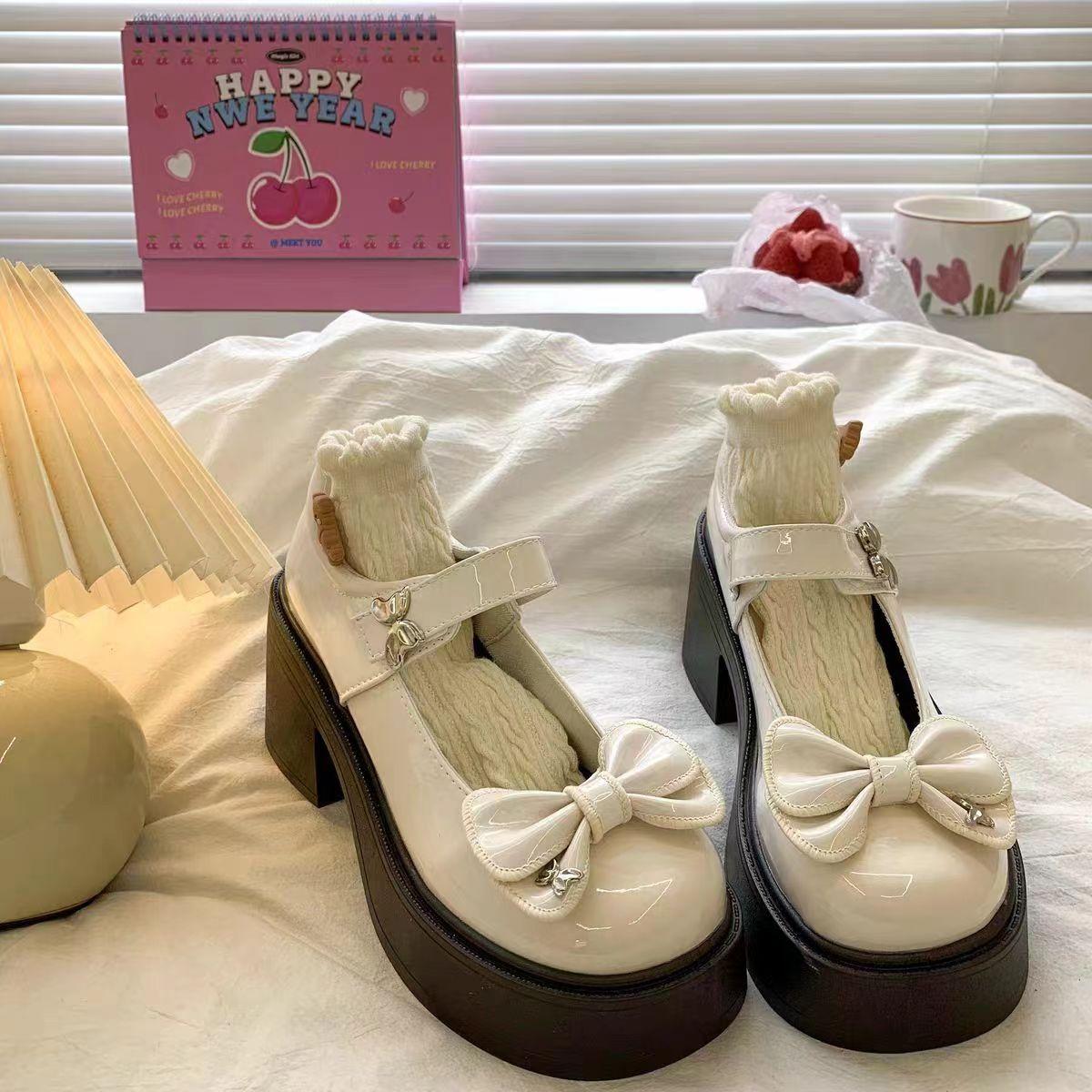 

Милые туфли в стиле Лолиты, женские лакированные туфли на платформе, женские туфли Мэри Джейн с бантом и металлическим украшением, туфли-лодочки на массивном каблуке 36 бежевый