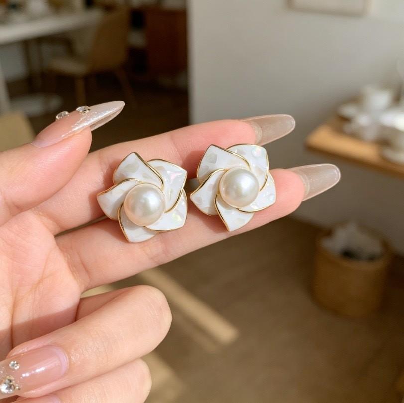 Elegant White Flower Shell Earrings Women's Temperament Niche Design Pearl Stud Earrings for Female Wedding Party Jewelry Gifts