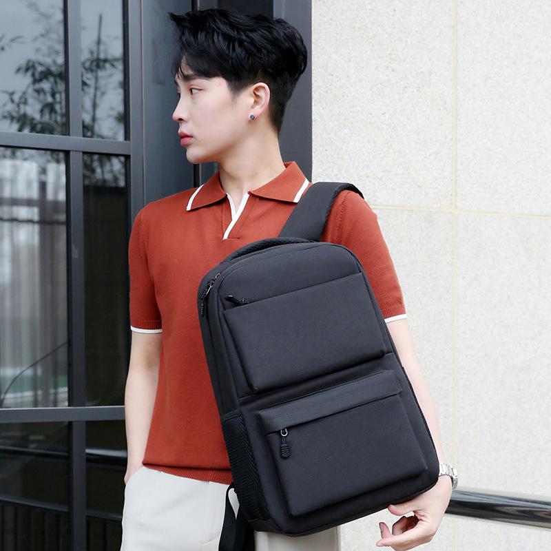 Moderna och avslappnade ryggsäckar, trendiga skolväskor för studenter, affärsdatorväskor, enkla reseryggsäckar