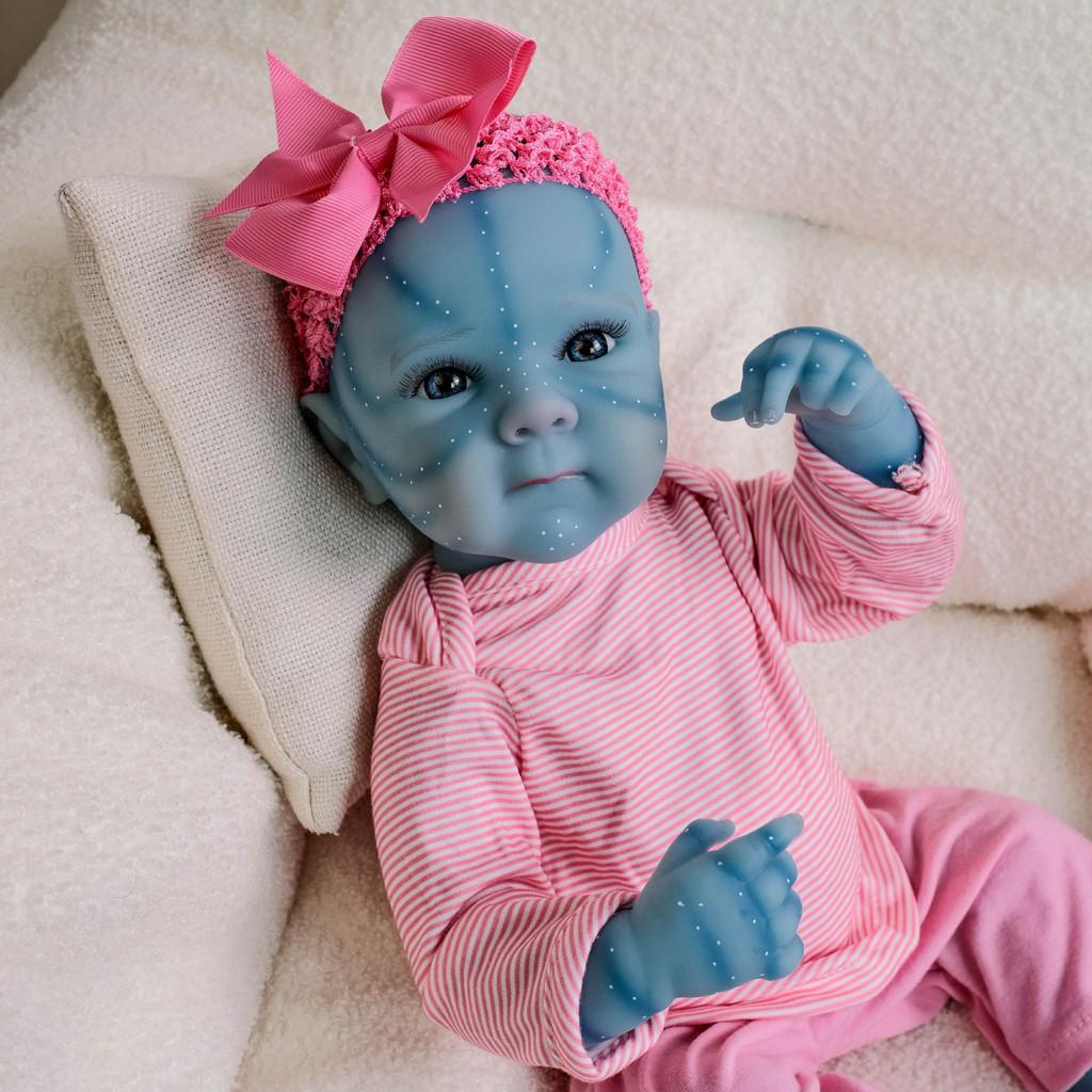 Bambola Avatar in silicone da 45 cm con dettagli dipinti a mano per collezionisti