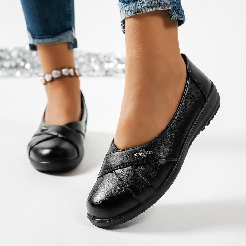 New Large-size Metal-studded Leather Shoes, Women's Chic Low-heeled Loafers