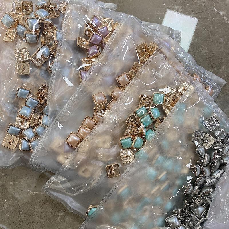 Čtvercový taiwanský diamantový kovový knoflík Koš Vlněný kardigan Dekorativní doplňek Knoflík