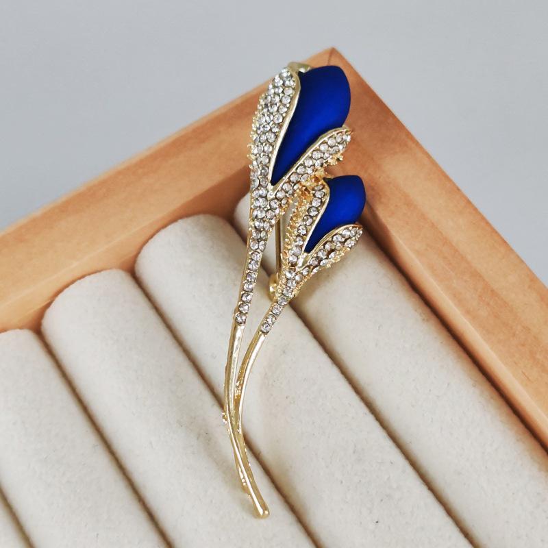 Stylish 3D Floral Pearl and Diamond Brooch: Unique Oil Drop Design for Versatile Fashion.