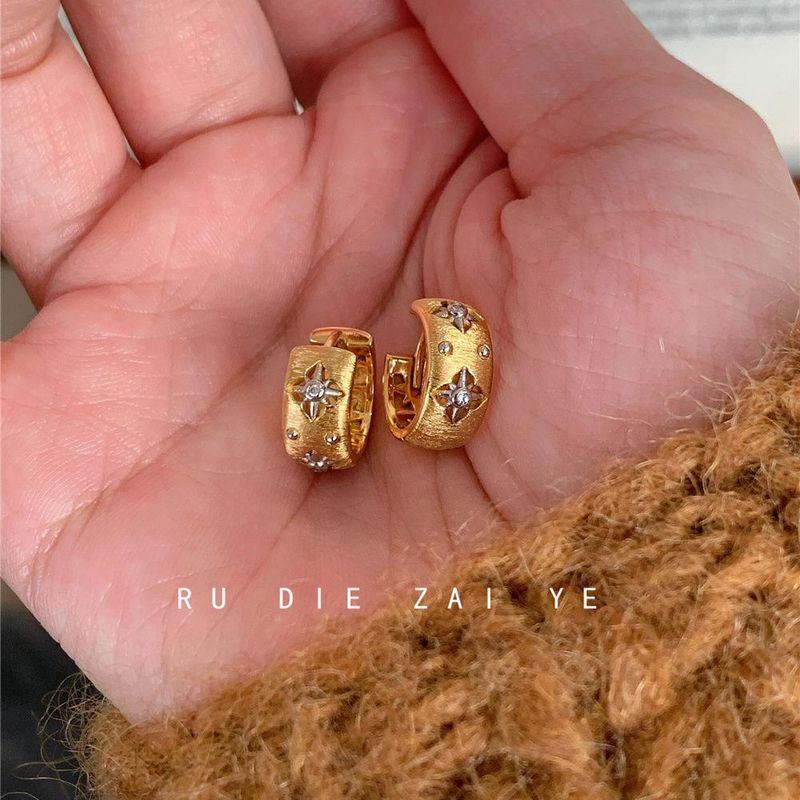 

Руди в дикой природе Древний винтажный Старые деньги Тканевая серьга-пряжка Матовые серьги-пусеты в виде восьмиконечной звезды Высококачественные серьги класса люкс A pair of Bubu Mang star ear buckle