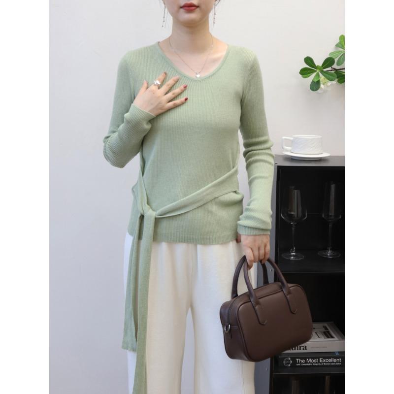 Autumn and winter new streamer design sense solid color knitted bottoming shirt slim and thin temperament sweater pullover woman