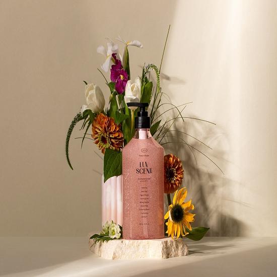 LUV SCENT Scrub Wash 500ml (Choose 1 of 3 flavors) (White Tulip/Raspberry Vanilla/Cedarwood)