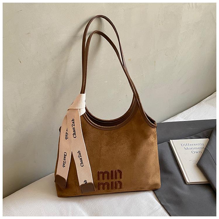 

Korean version of the letter high-value underarm bag 2025 autumn new foreign-style large-capacity handbag texture messenger bag коричневый